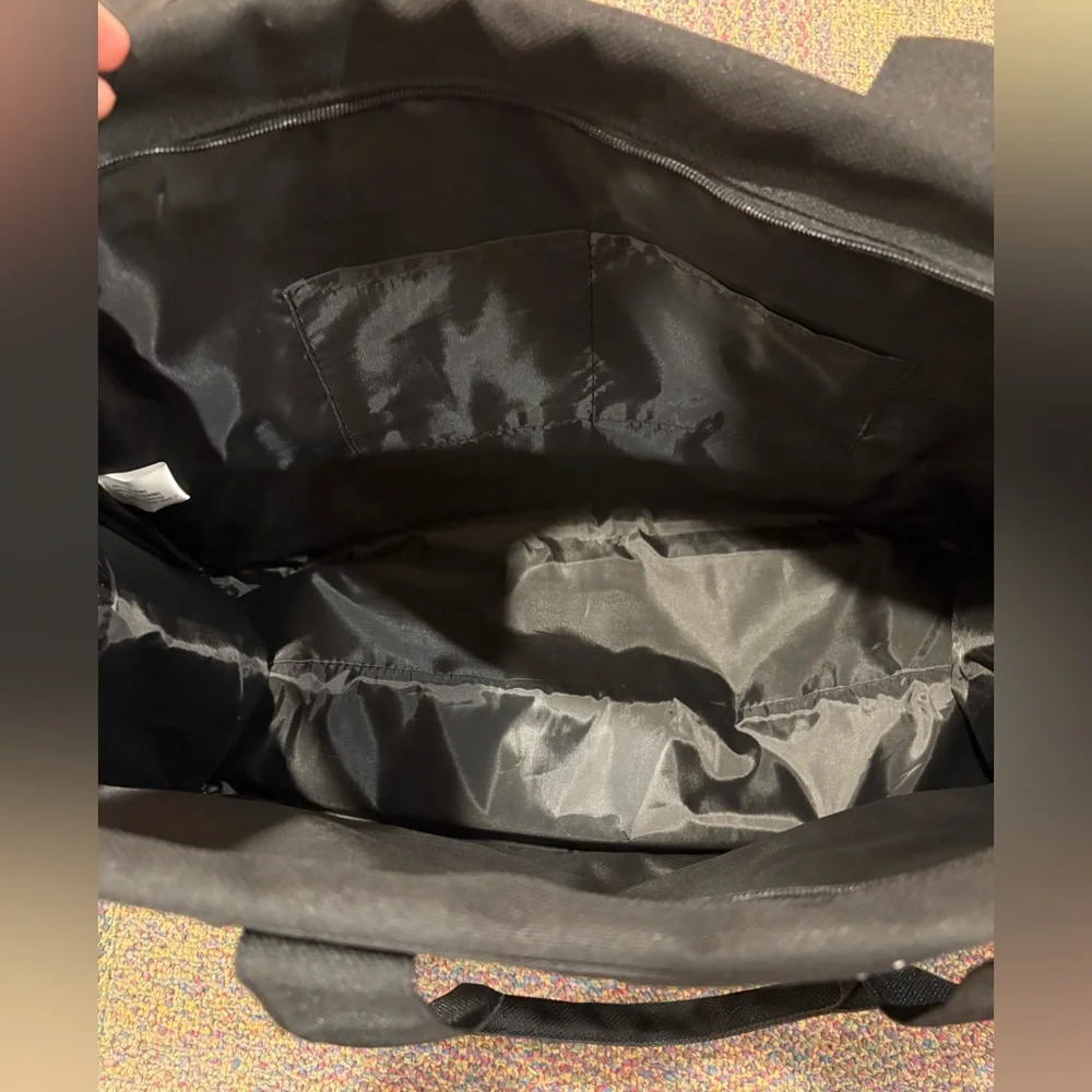 NWOT Victoria's Secret VS Logo Large Weekender Black Quilted Tote Zip Duffle Bag - Picture 3 of 3